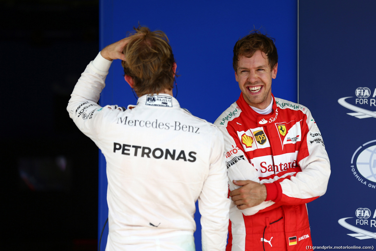 GP BRASILE, 14.11.2015 - Qualifiche, terzo Sebastian Vettel (GER) Ferrari SF15-T e Nico Rosberg (GER) Mercedes AMG F1 W06 pole position