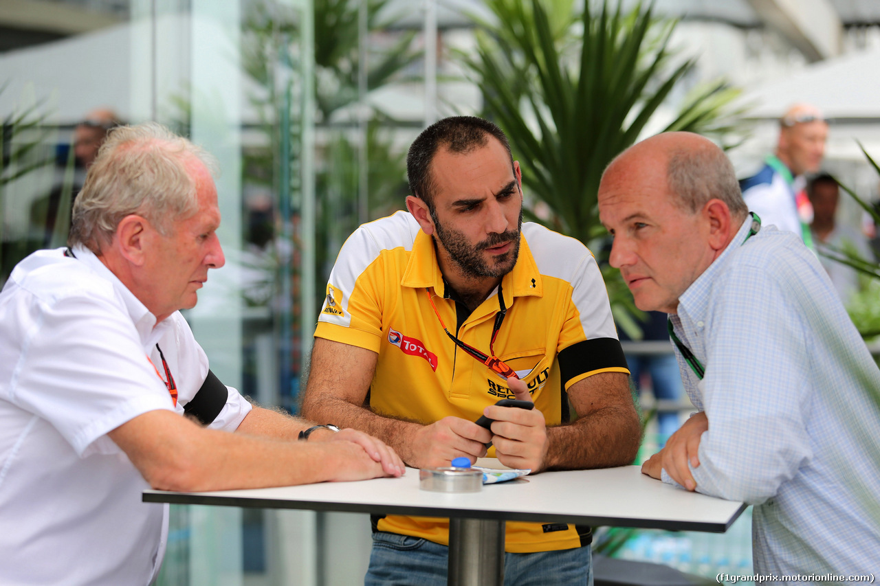 GP BRASILE, 14.11.2015 - Qualifiche, Helmut Marko (AUT), Red Bull Racing, Red Bull Advisor e Cyril Abiteboul (FRA) Renault Sport F1 Managing Director