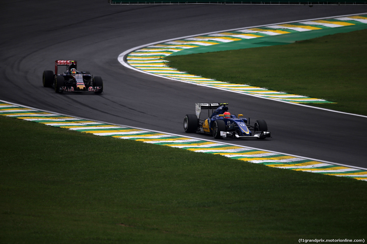 GP BRASILE, 13.11.2015 - Prove Libere 2, Felipe Nasr (BRA) Sauber C34 e Carlos Sainz Jr (ESP) Scuderia Toro Rosso STR10