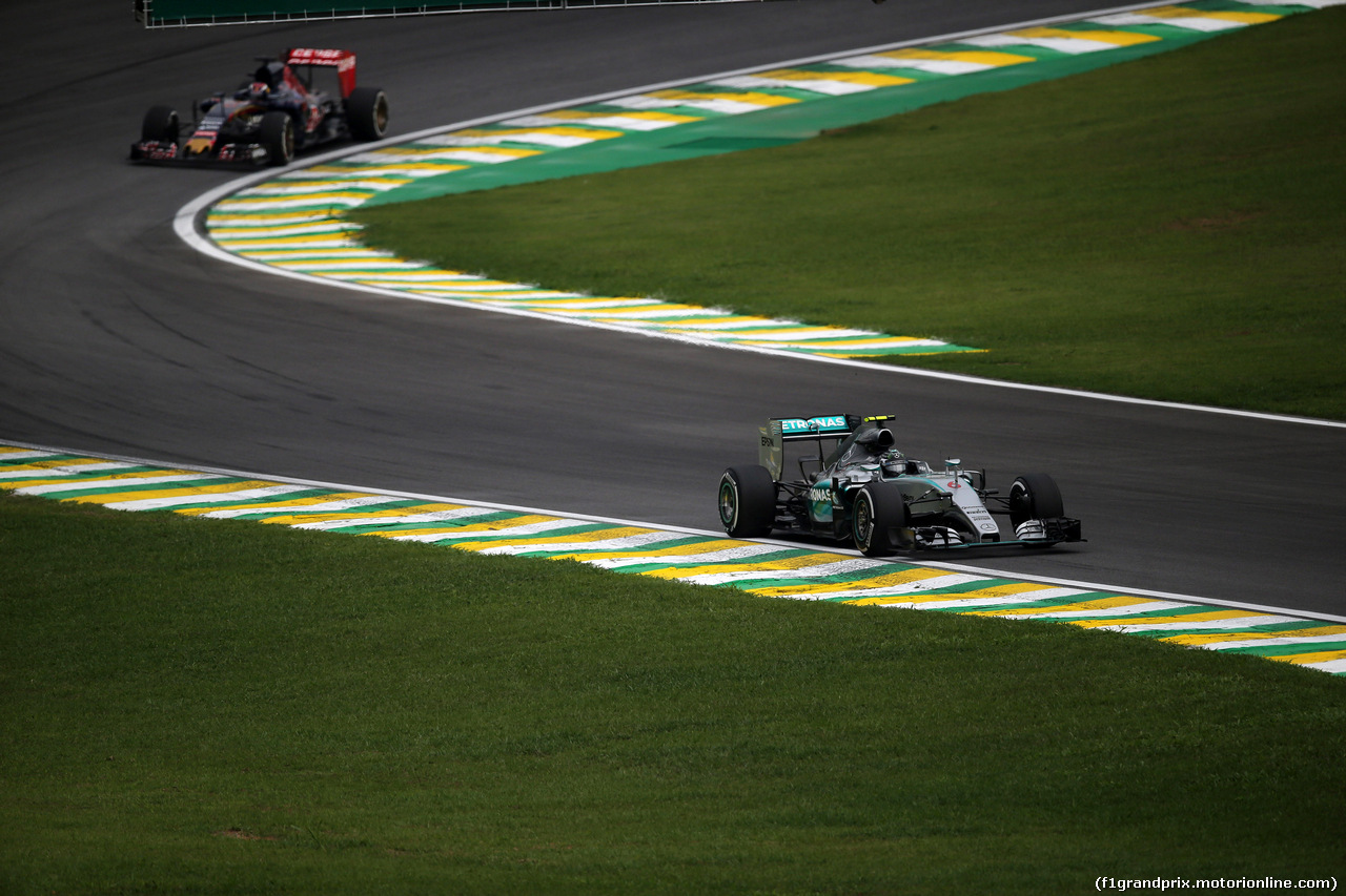 GP BRASILE, 13.11.2015 - Prove Libere 2, Nico Rosberg (GER) Mercedes AMG F1 W06 e Max Verstappen (NED) Scuderia Toro Rosso STR10