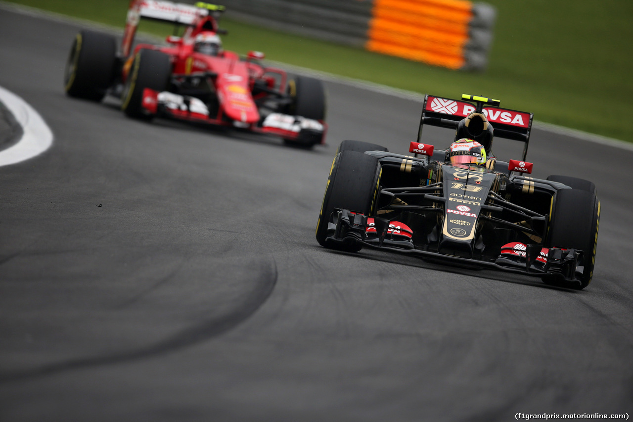 GP BRASILE, 13.11.2015 - Prove Libere 2, Kimi Raikkonen (FIN) Ferrari SF15-T e Pastor Maldonado (VEN) Lotus F1 Team E23