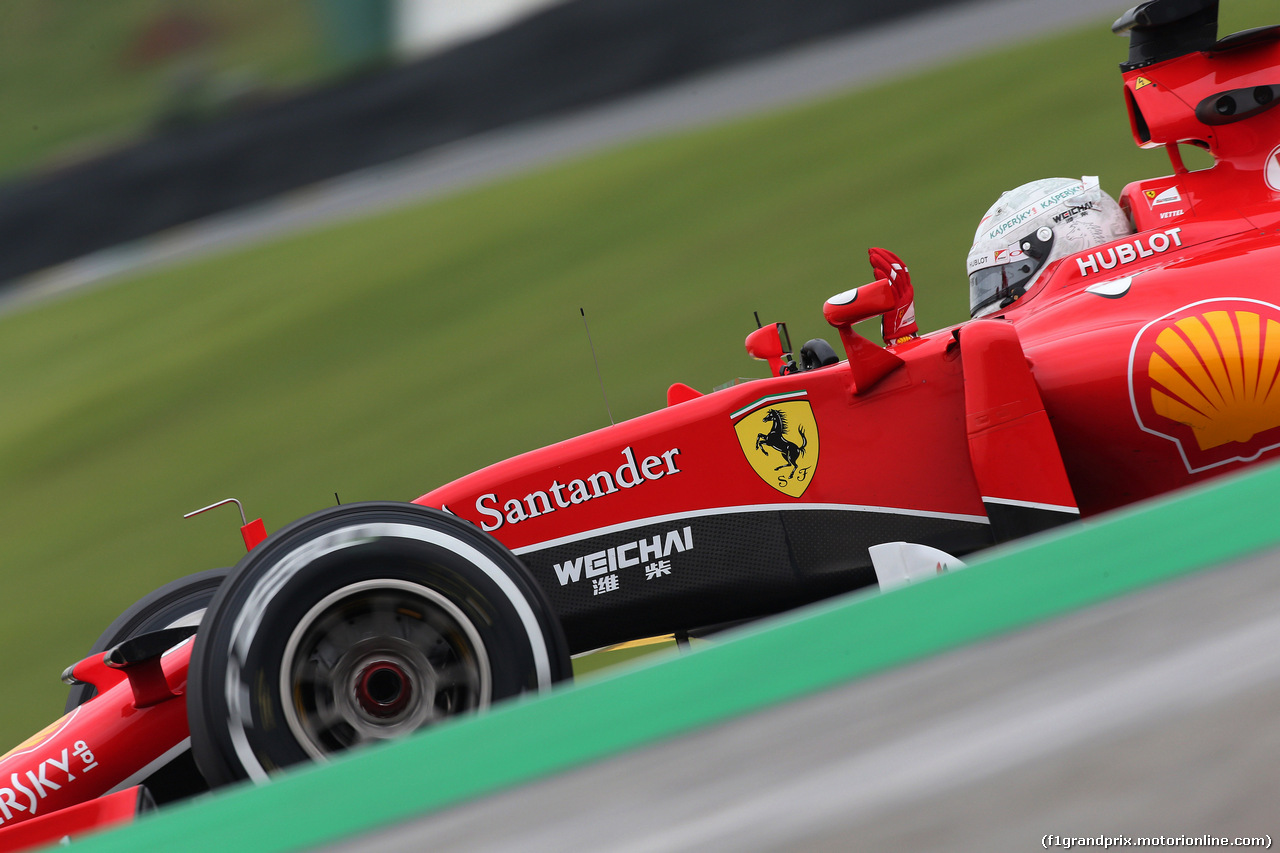 GP BRASILE, 13.11.2015 - Prove Libere 2, Sebastian Vettel (GER) Ferrari SF15-T waves to the fans