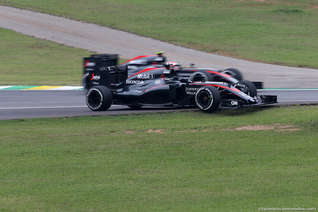 GP BRASILE, 13.11.2015 - Prove Libere 2, Jenson Button (GBR)  McLaren Honda MP4-30 e the McLaren Honda MP4-30 of Fernando Alonso (ESP) stopped.