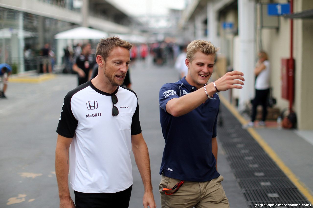 GP BRASILE, 13.11.2015 - Jenson Button (GBR)  McLaren Honda MP4-30 e Marcus Ericsson (SUE) Sauber C34