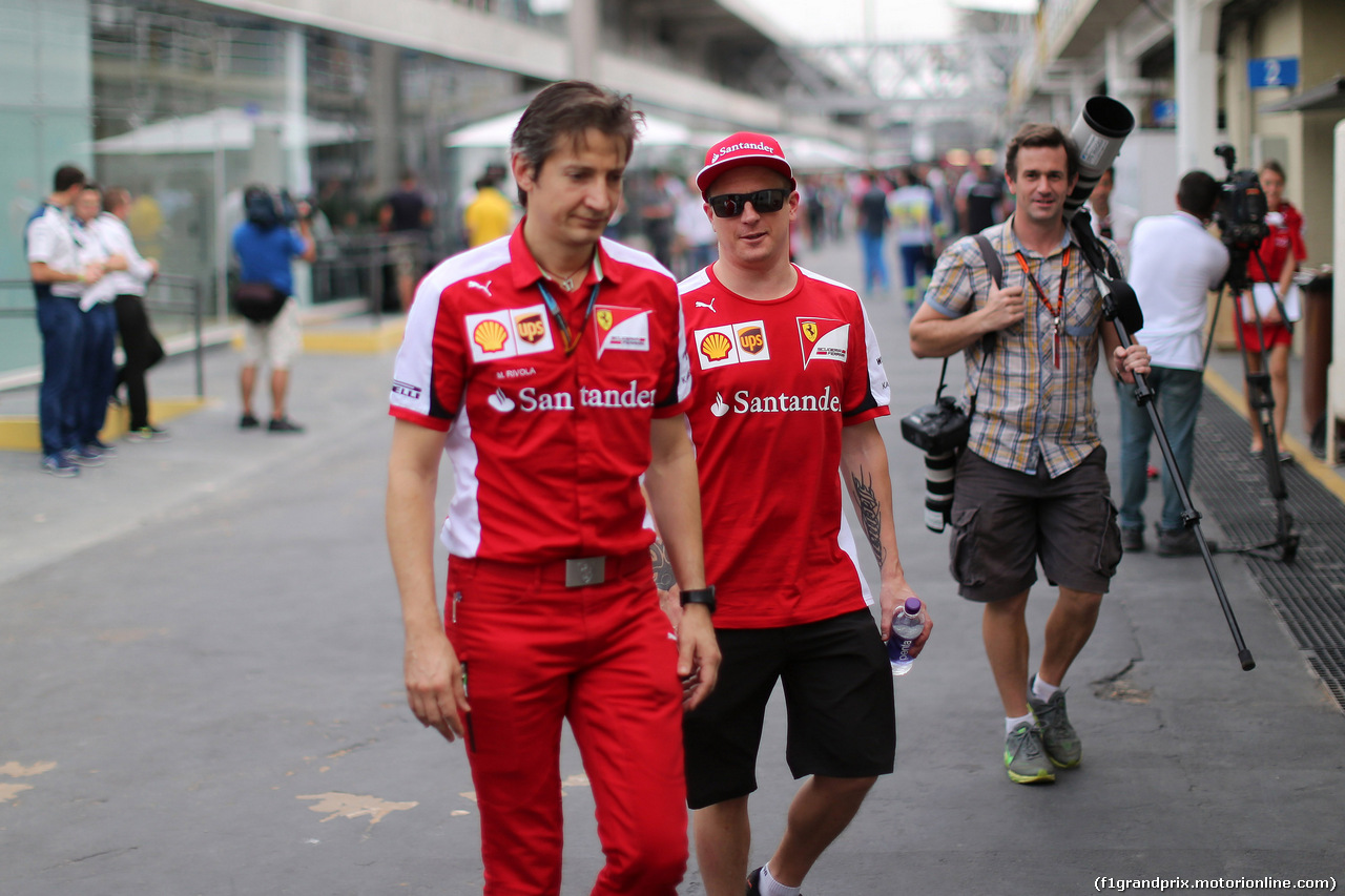 GP BRASILE, 13.11.2015 - Massimo Rivola (ITA), Ferrari Sporting Director, Kimi Raikkonen (FIN) Ferrari SF15-T e Russell Batchelor (GBR), XPB IMAGES.