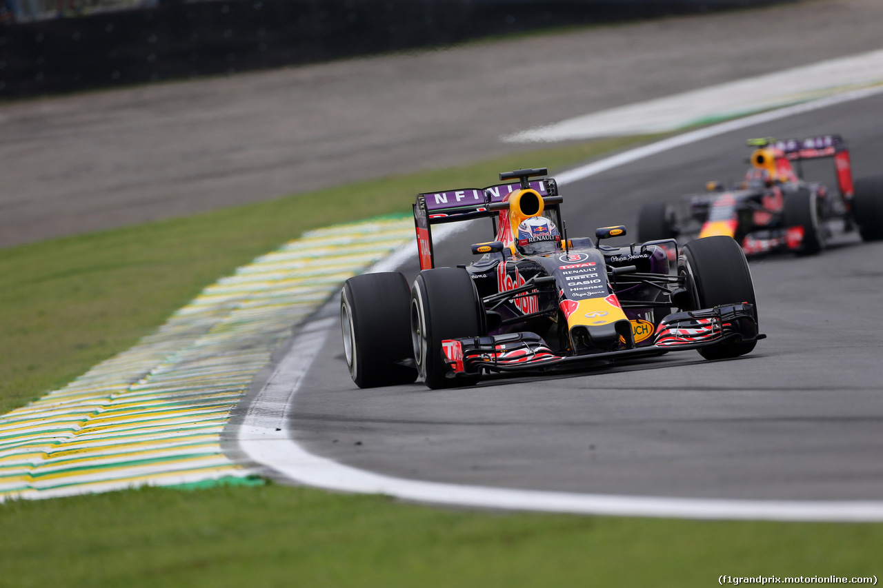 GP BRASILE, 13.11.2015 - Prove Libere 1, Daniel Ricciardo (AUS) Red Bull Racing RB11 davanti a Daniil Kvyat (RUS) Red Bull Racing RB11