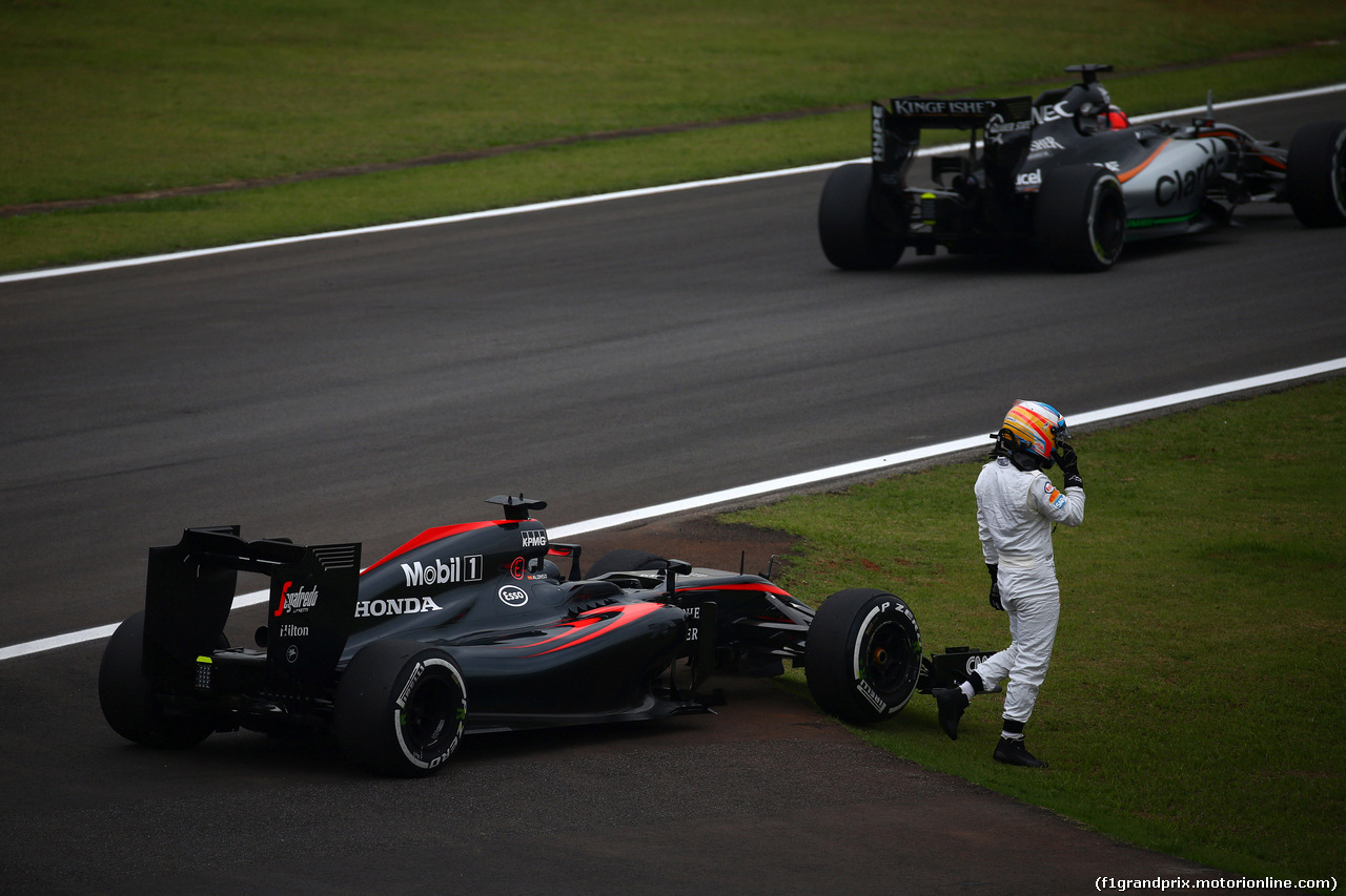 GP BRASILE, 13.11.2015 - Prove Libere 2, Fernando Alonso (ESP) McLaren Honda MP4-30 retires from the practice 2.