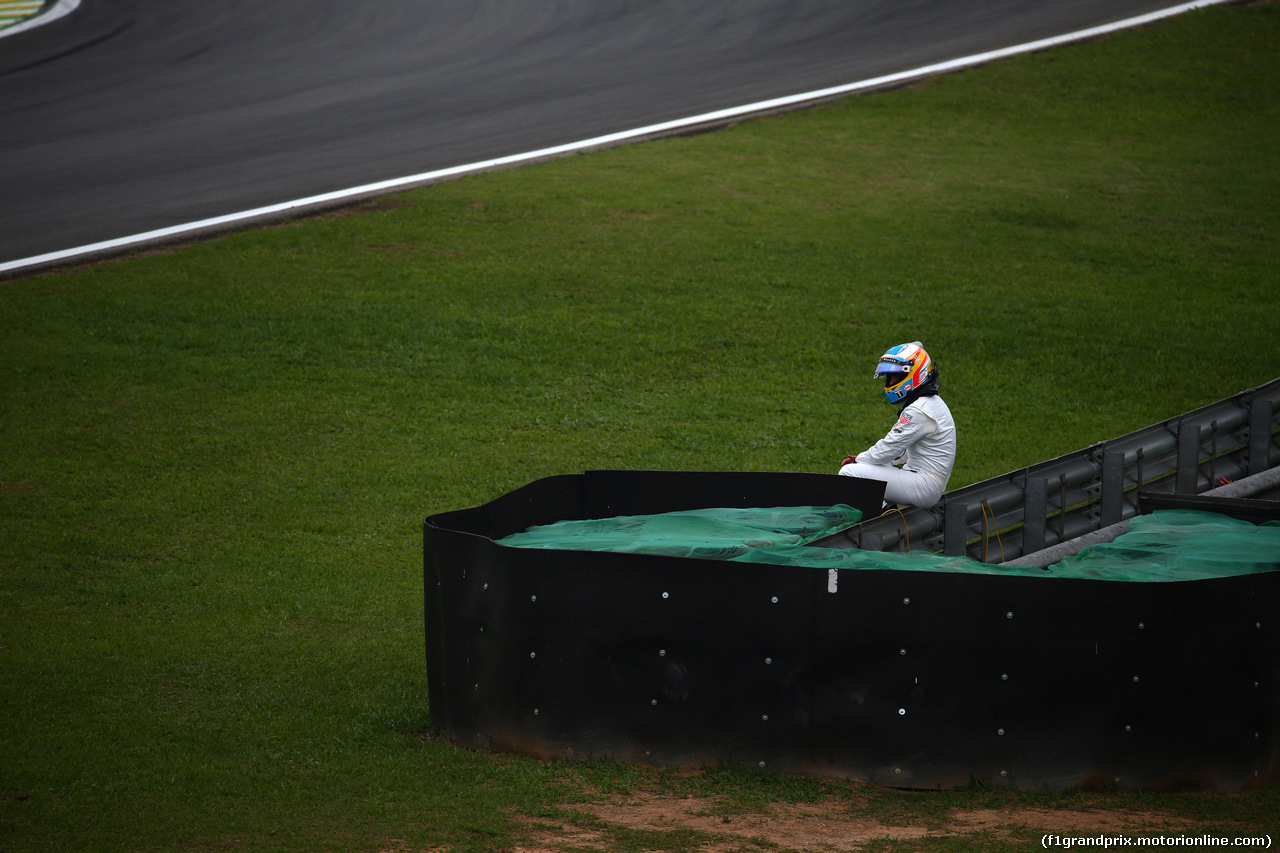 GP BRASILE, 13.11.2015 - Prove Libere 2, Fernando Alonso (ESP) McLaren Honda MP4-30 retires from the practice 2.