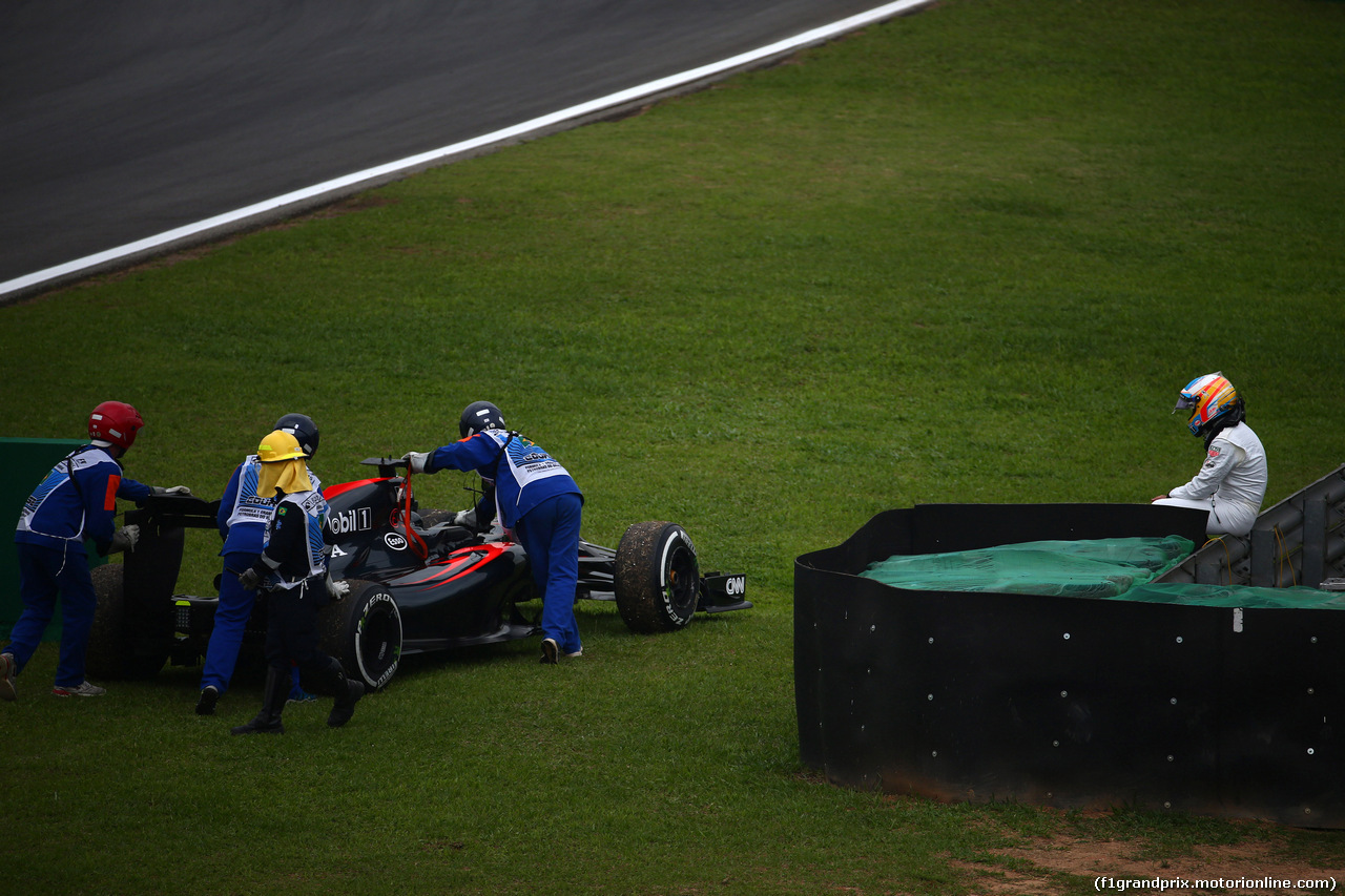 GP BRASILE, 13.11.2015 - Prove Libere 2, Fernando Alonso (ESP) McLaren Honda MP4-30 retires from the practice 2.