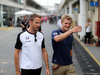 GP BRASILE, 13.11.2015 - Jenson Button (GBR)  McLaren Honda MP4-30 e Marcus Ericsson (SUE) Sauber C34