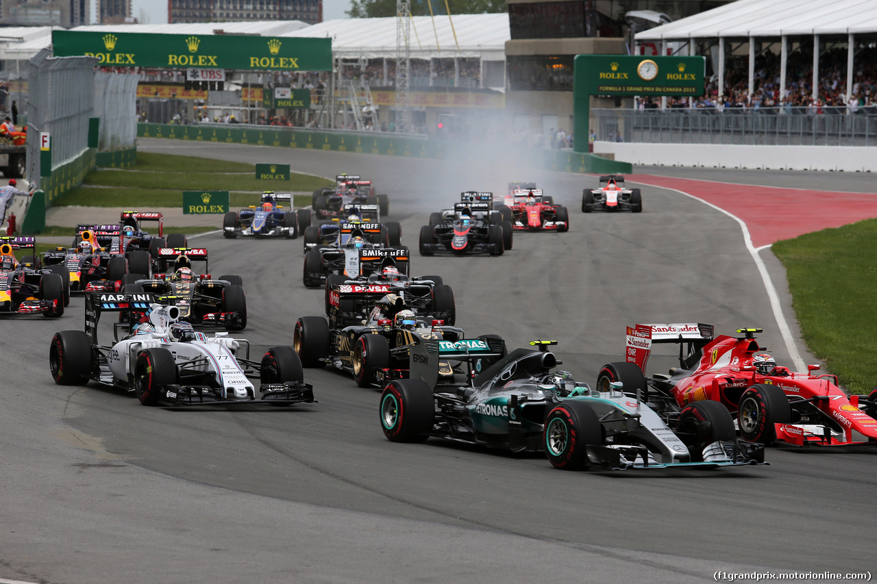 GP CANADA, 07.06.2015 - Gara, Start of the race, Nico Rosberg (GER) Mercedes AMG F1 W06 e Kimi Raikkonen (FIN) Ferrari SF15-T