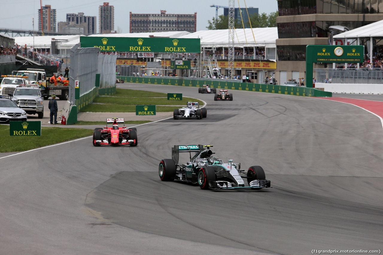 GP CANADA, 07.06.2015 - Gara, Nico Rosberg (GER) Mercedes AMG F1 W06 davanti a Kimi Raikkonen (FIN) Ferrari SF15-T