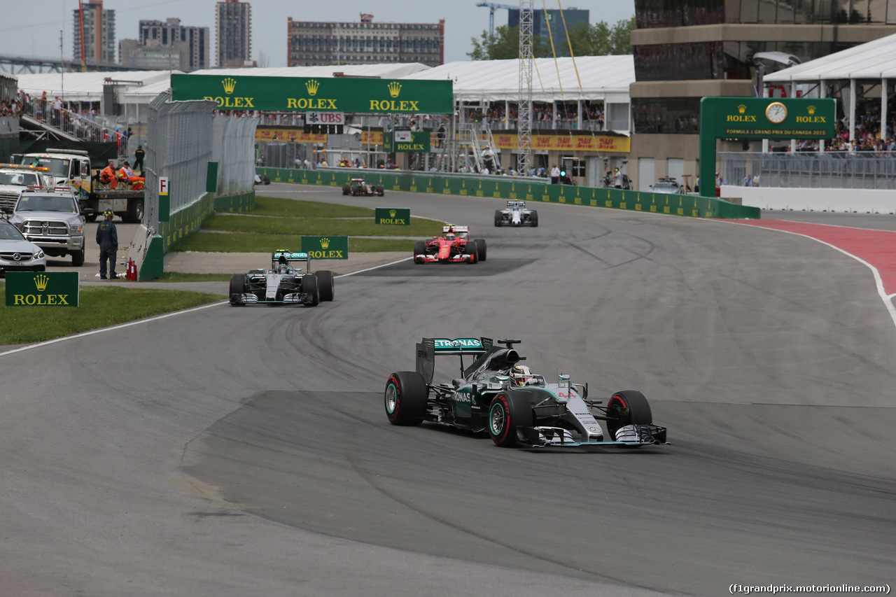 GP CANADA, 07.06.2015 - Gara, Lewis Hamilton (GBR) Mercedes AMG F1 W06 davanti a Nico Rosberg (GER) Mercedes AMG F1 W06