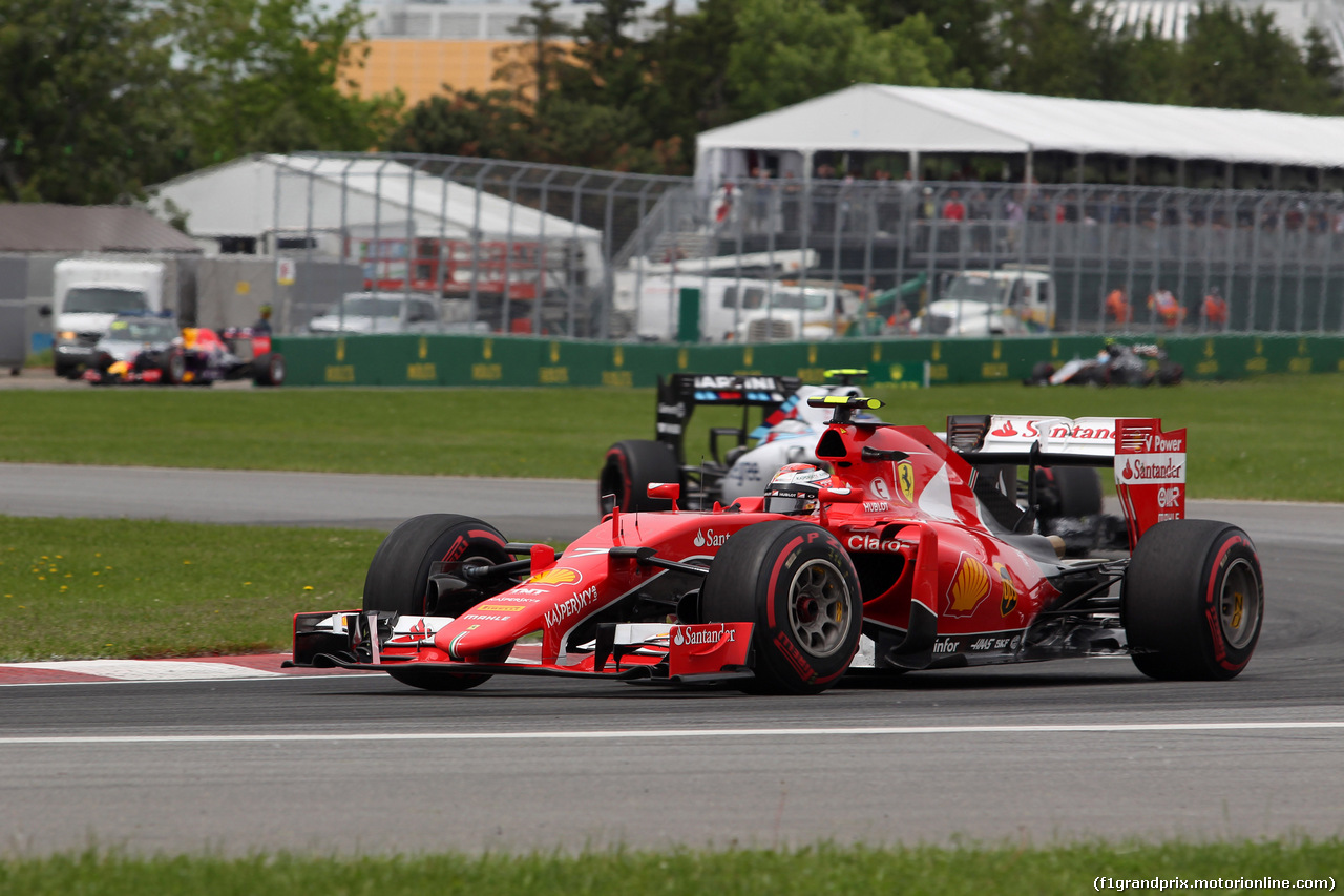 GP CANADA, 07.06.2015 - Gara, Kimi Raikkonen (FIN) Ferrari SF15-T davanti a Valtteri Bottas (FIN) Williams F1 Team FW37