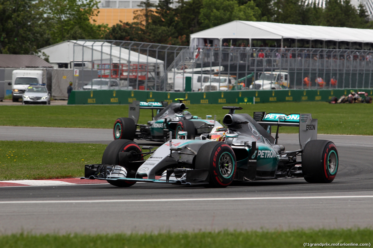 GP CANADA, 07.06.2015 - Gara, Lewis Hamilton (GBR) Mercedes AMG F1 W06 davanti a Nico Rosberg (GER) Mercedes AMG F1 W06