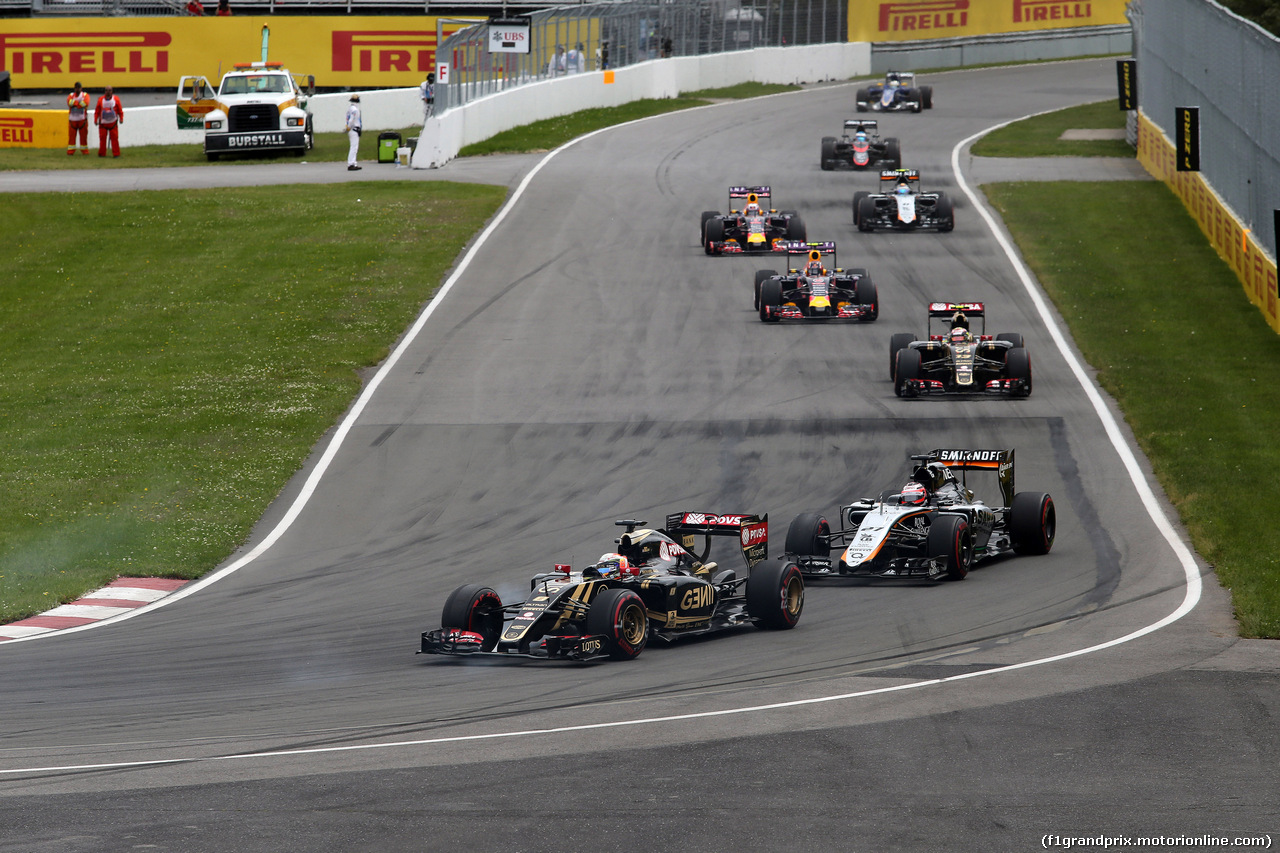 GP CANADA, 07.06.2015 - Gara, Romain Grosjean (FRA) Lotus F1 Team E23 lr Nico Hulkenberg (GER) Sahara Force India F1 VJM08