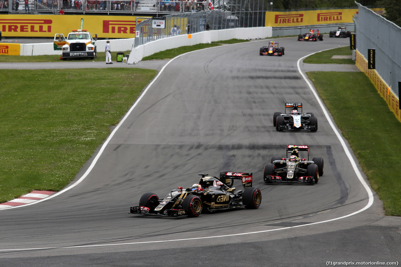 GP CANADA, 07.06.2015 - Gara, Romain Grosjean (FRA) Lotus F1 Team E23 davanti a  Pastor Maldonado (VEN) Lotus F1 Team E23