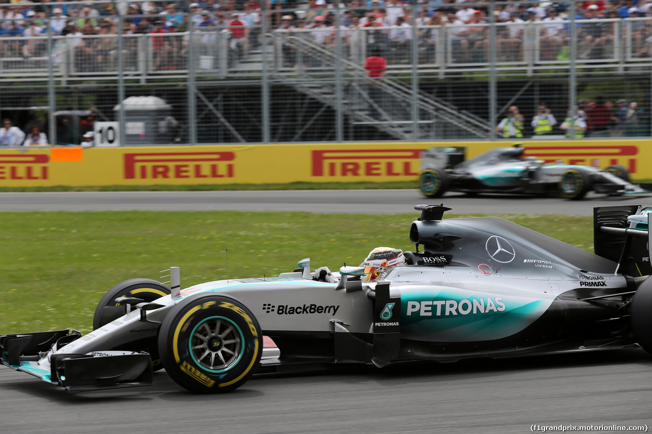 GP CANADA, 07.06.2015 - Gara, Lewis Hamilton (GBR) Mercedes AMG F1 W06 e Nico Rosberg (GER) Mercedes AMG F1 W06