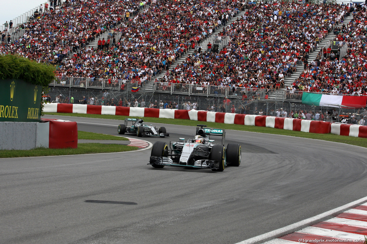 GP CANADA, 07.06.2015 - Gara, Lewis Hamilton (GBR) Mercedes AMG F1 W06 davanti a Nico Rosberg (GER) Mercedes AMG F1 W06