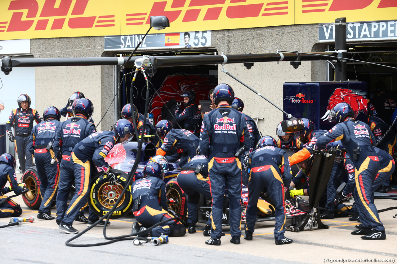 GP CANADA, 07.06.2015 - Gara, Pit Stop, Carlos Sainz Jr (ESP) Scuderia Toro Rosso STR10