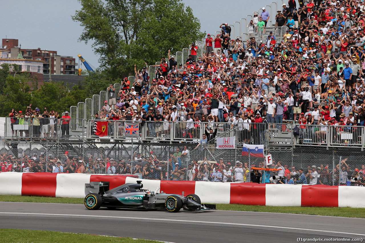 GP CANADA, 07.06.2015 - Gara, Lewis Hamilton (GBR) Mercedes AMG F1 W06 vincitore waves to the fans