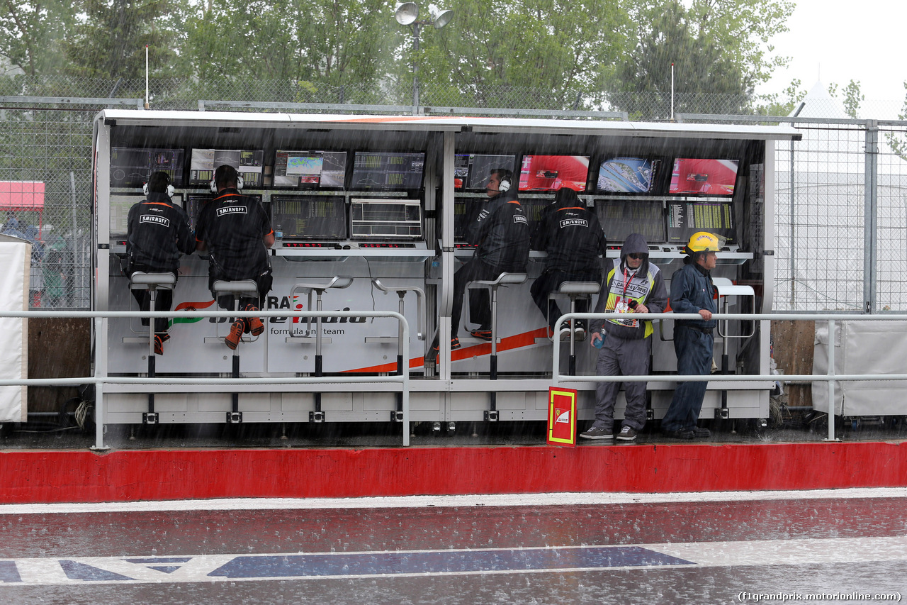 GP CANADA, 05.06.2015 - Prove Libere 2, Heavy rain in the pit lane