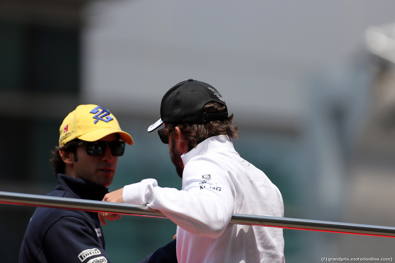 GP CINA, 12.04.2015 - Drivers parade, Felipe Nasr (BRA) Sauber C34 e Fernando Alonso (ESP) McLaren Honda MP4-30