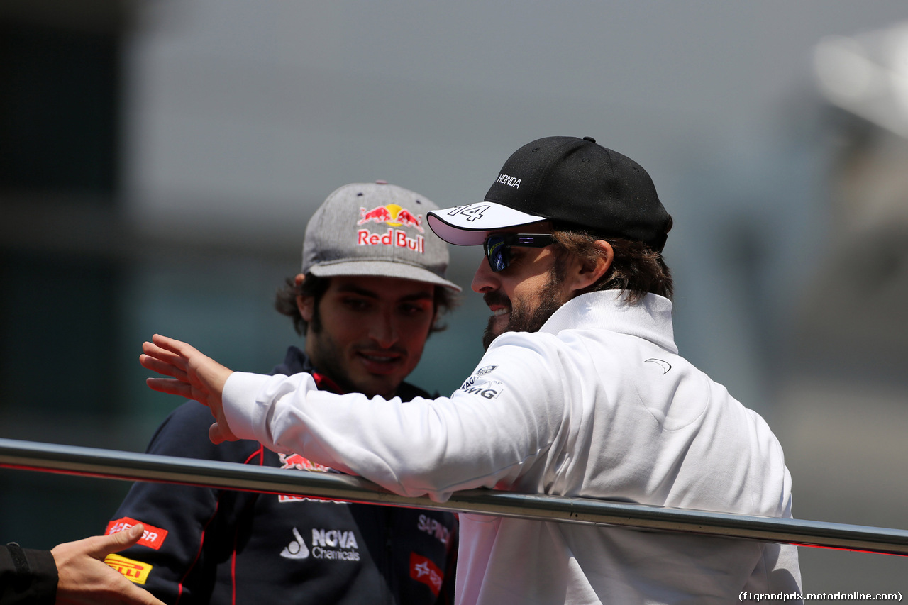GP CINA, 12.04.2015 - Drivers parade, Carlos Sainz Jr (ESP) Scuderia Toro Rosso STR10 e Fernando Alonso (ESP) McLaren Honda MP4-30