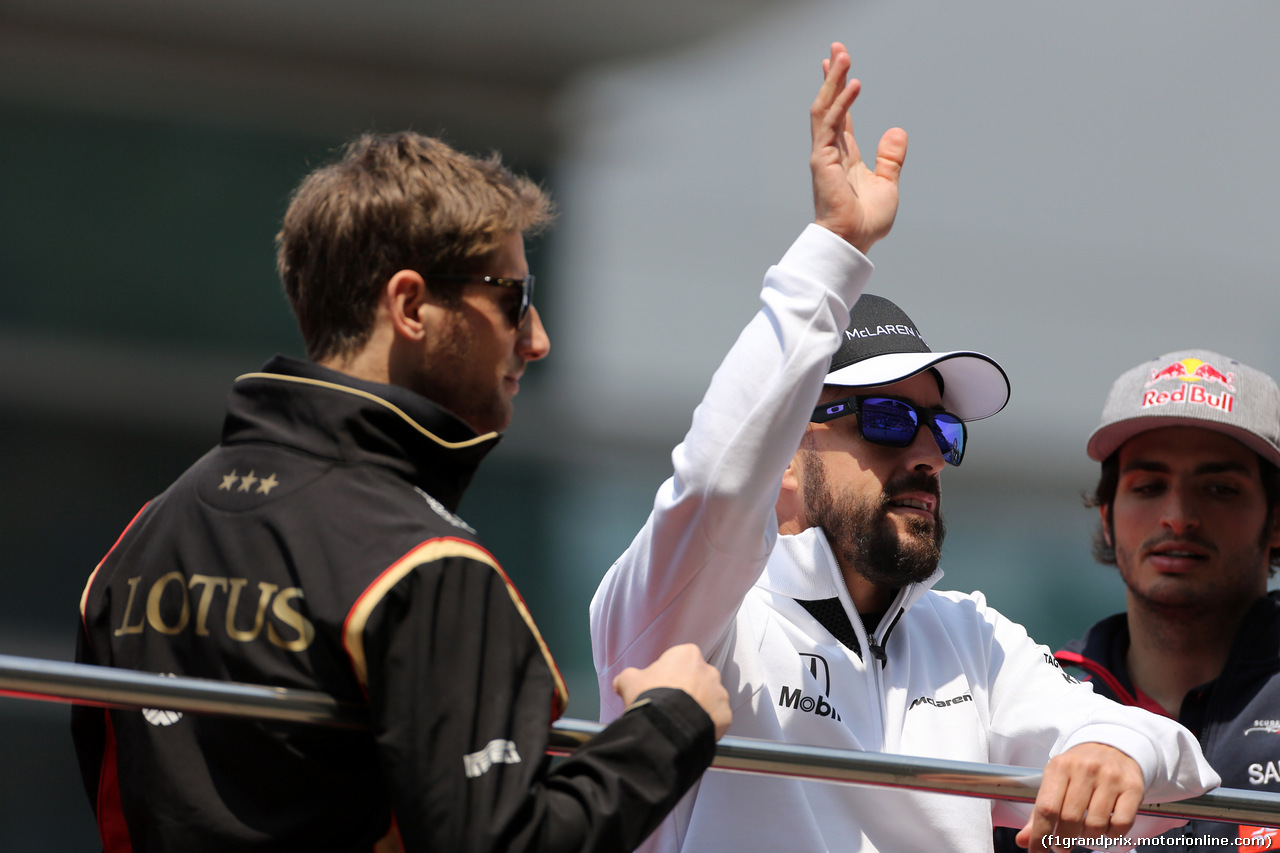 GP CINA, 12.04.2015 - Drivers parade, Romain Grosjean (FRA) Lotus F1 Team E23, Fernando Alonso (ESP) McLaren Honda MP4-30 e Carlos Sainz Jr (ESP) Scuderia Toro Rosso STR10