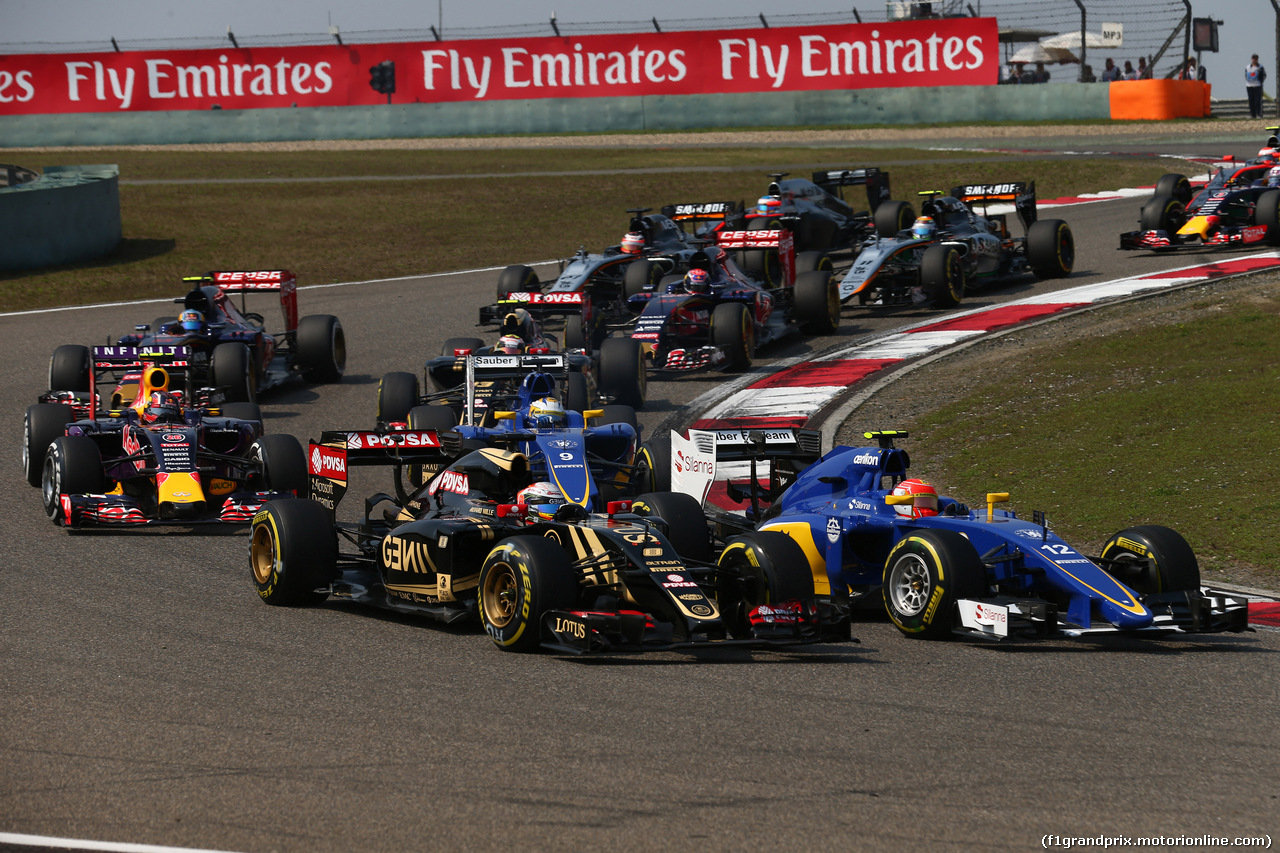 GP CINA, 12.04.2015 - Gara, Romain Grosjean (FRA) Lotus F1 Team E23 e Felipe Nasr (BRA) Sauber C34