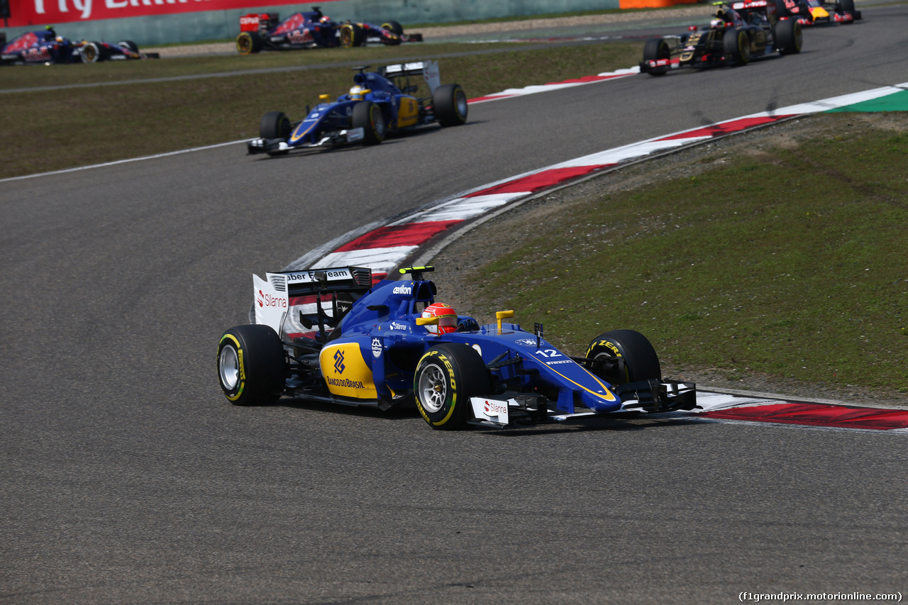 GP CINA, 12.04.2015 - Gara, Felipe Nasr (BRA) Sauber C34 davanti a Marcus Ericsson (SUE) Sauber C34