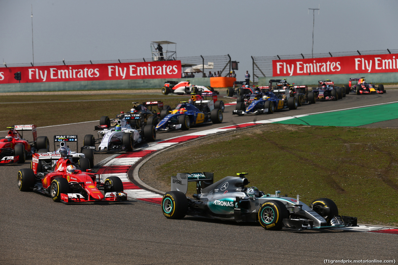 GP CINA, 12.04.2015 - Gara, Start of the race, Nico Rosberg (GER) Mercedes AMG F1 W06 davanti a Sebastian Vettel (GER) Ferrari SF15-T