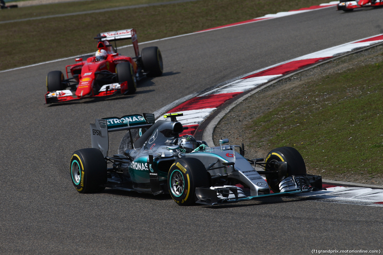 GP CINA, 12.04.2015 - Gara, Nico Rosberg (GER) Mercedes AMG F1 W06 davanti a sSebastian Vettel (GER) Ferrari SF15-T