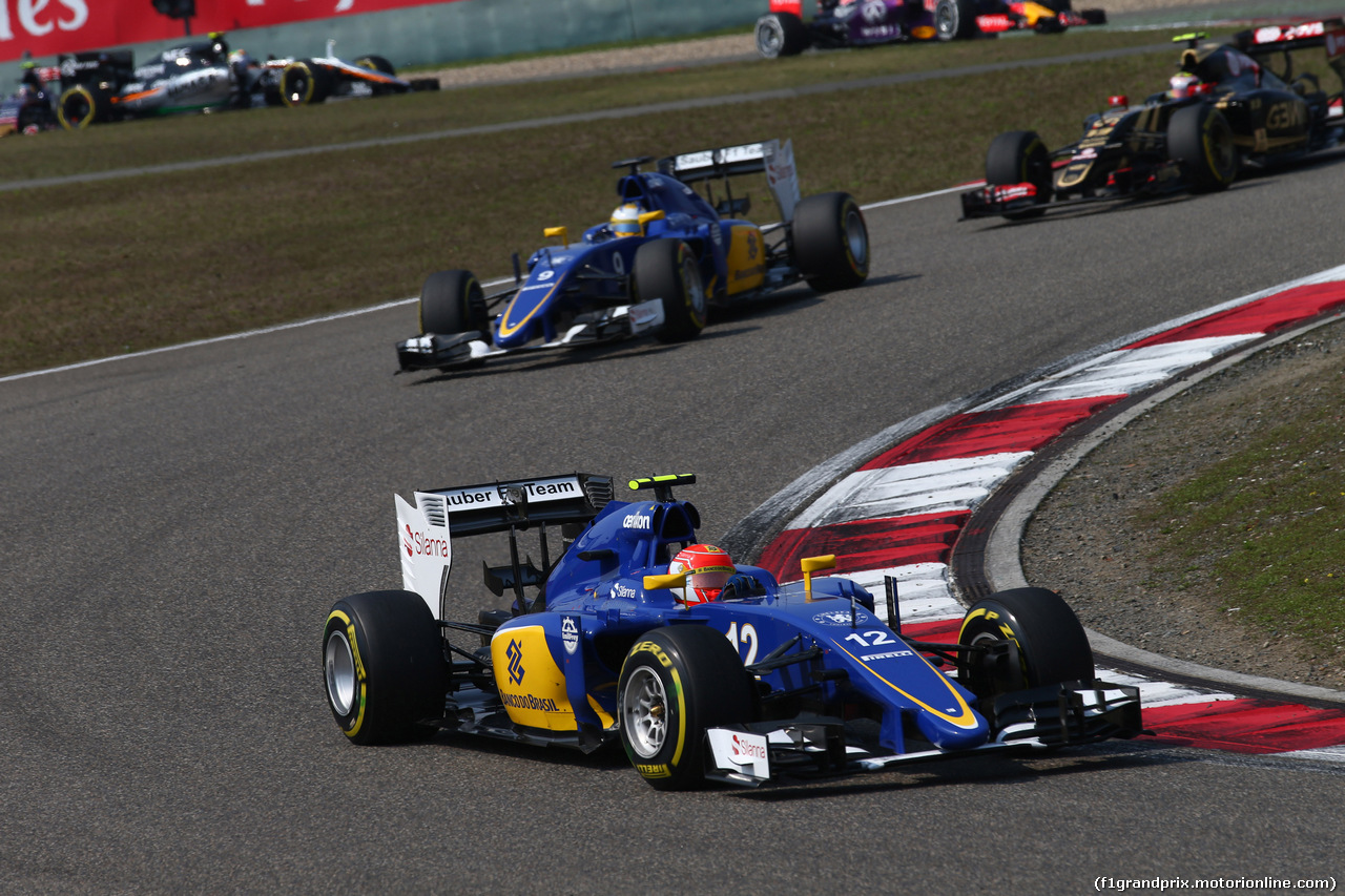GP CINA, 12.04.2015 - Gara, Felipe Nasr (BRA) Sauber C34 davanti a Marcus Ericsson (SUE) Sauber C34