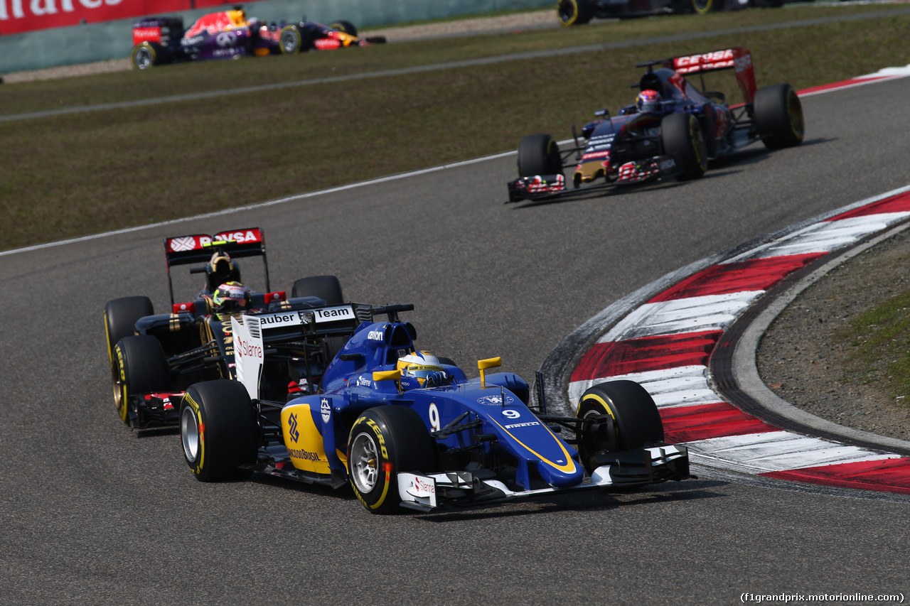 GP CINA, 12.04.2015 - Gara, Marcus Ericsson (SUE) Sauber C34 davanti a Pastor Maldonado (VEN) Lotus F1 Team E23
