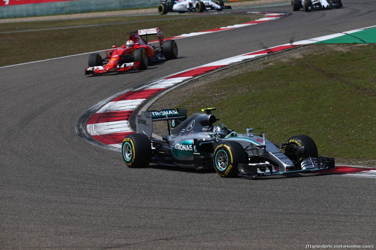 GP CINA, 12.04.2015 - Gara, Nico Rosberg (GER) Mercedes AMG F1 W06 davanti a Sebastian Vettel (GER) Ferrari SF15-T