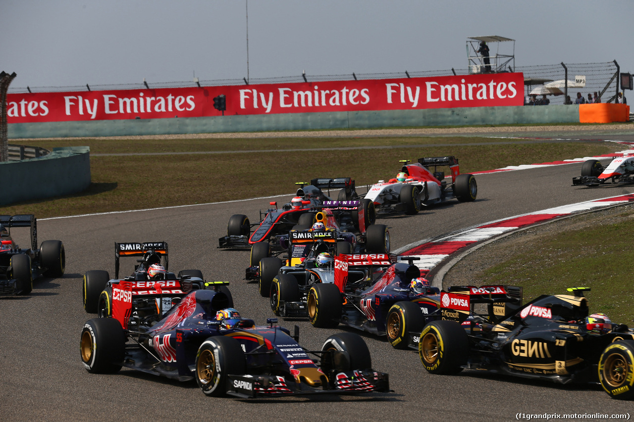 GP CINA, 12.04.2015 - Gara, Start of the race, Carlos Sainz Jr (ESP) Scuderia Toro Rosso STR10 e Pastor Maldonado (VEN) Lotus F1 Team E23