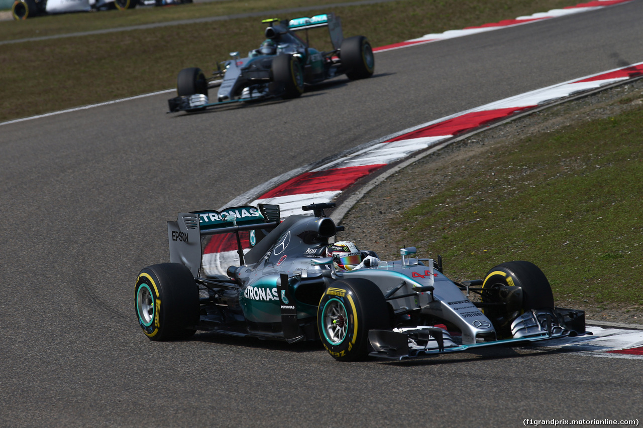 GP CINA, 12.04.2015 - Gara, Lewis Hamilton (GBR) Mercedes AMG F1 W06 davanti a Nico Rosberg (GER) Mercedes AMG F1 W06