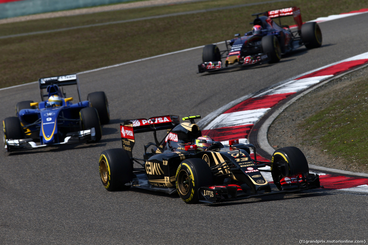 GP CINA, 12.04.2015 - Gara, Pastor Maldonado (VEN) Lotus F1 Team E23 davanti a Marcus Ericsson (SUE) Sauber C34