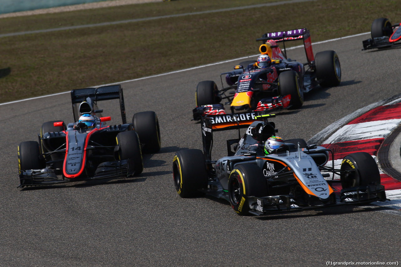 GP CINA, 12.04.2015 - Gara, Sergio Perez (MEX) Sahara Force India F1 VJM08 davanti a Fernando Alonso (ESP) McLaren Honda MP4-30