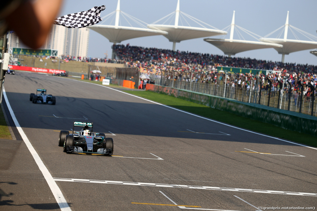 GP CINA, 12.04.2015 - Gara, Lewis Hamilton (GBR) Mercedes AMG F1 W06 vincitore e secondo Nico Rosberg (GER) Mercedes AMG F1 W06