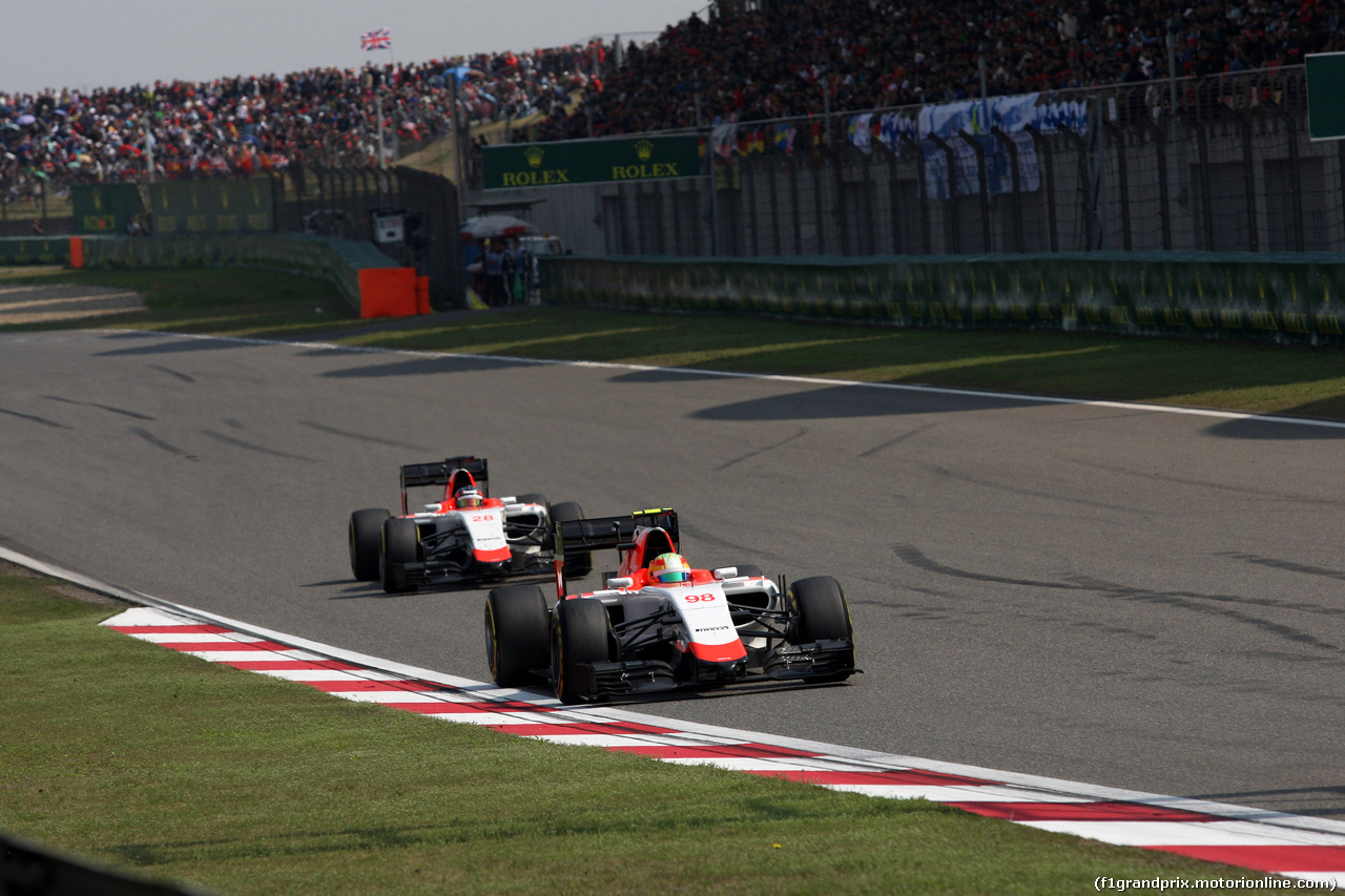 GP CINA, 12.04.2015 - Gara, Roberto Merhi (ESP) Manor Marussia F1 Team davanti a William Stevens (GBR) Manor Marussia F1 Team