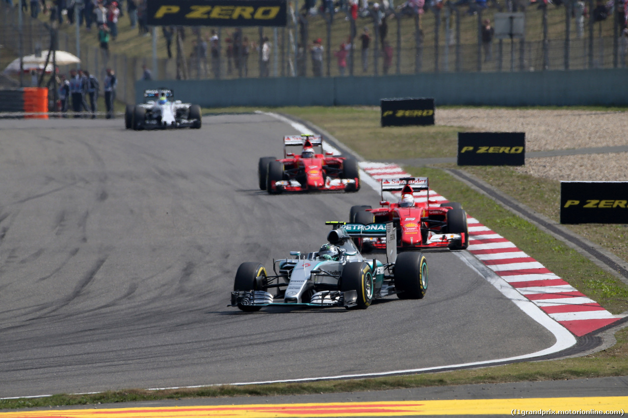 GP CINA, 12.04.2015 - Gara, Nico Rosberg (GER) Mercedes AMG F1 W06 davanti a Sebastian Vettel (GER) Ferrari SF15-T