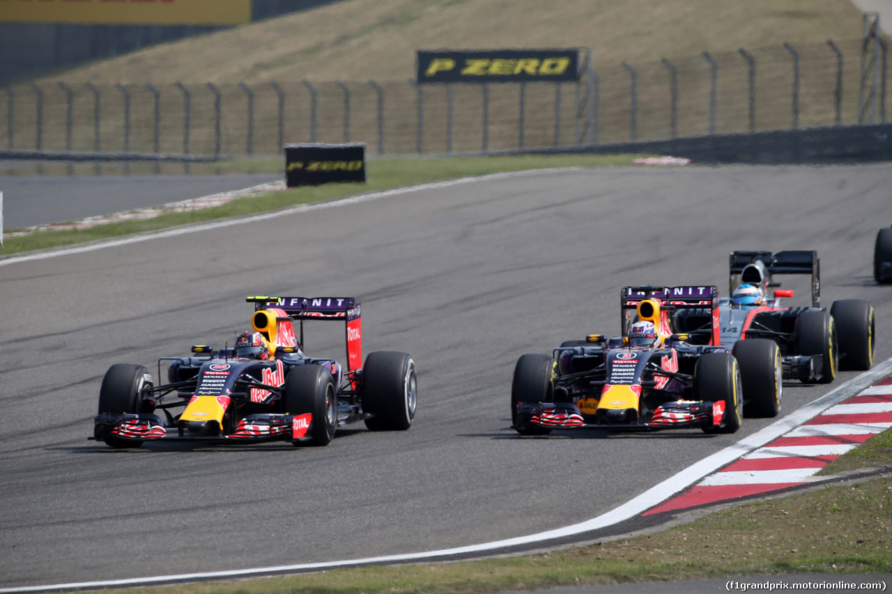 GP CINA, 12.04.2015 - Gara, Daniil Kvyat (RUS) Red Bull Racing RB11 e Daniel Ricciardo (AUS) Red Bull Racing RB11