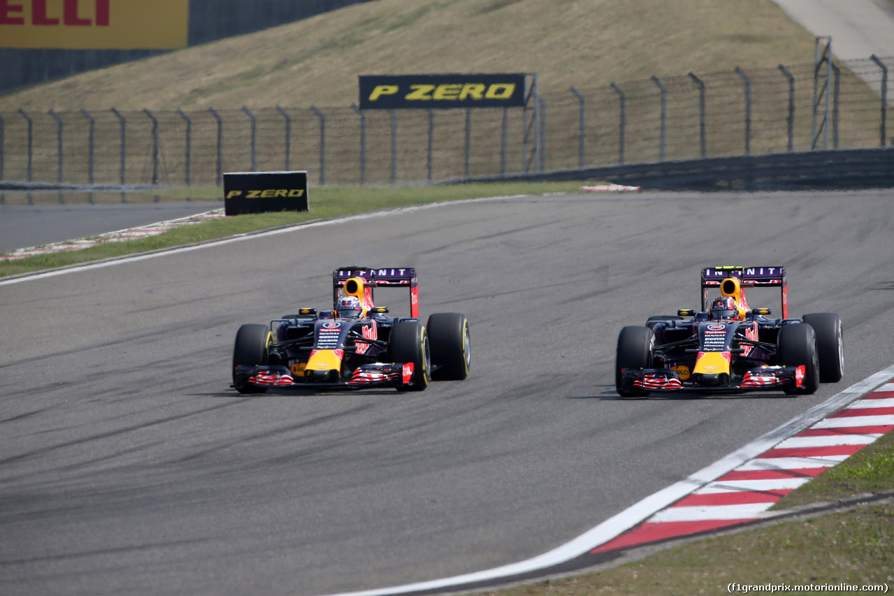 GP CINA, 12.04.2015 - Gara, Daniel Ricciardo (AUS) Red Bull Racing RB11 e Daniil Kvyat (RUS) Red Bull Racing RB11