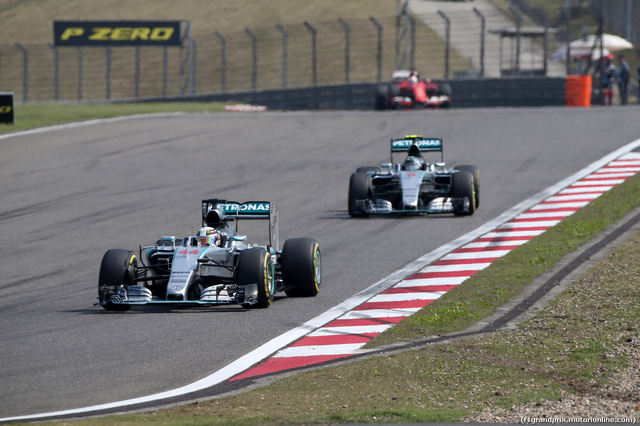 GP CINA, 12.04.2015 - Gara, Lewis Hamilton (GBR) Mercedes AMG F1 W06 davanti a Nico Rosberg (GER) Mercedes AMG F1 W06
