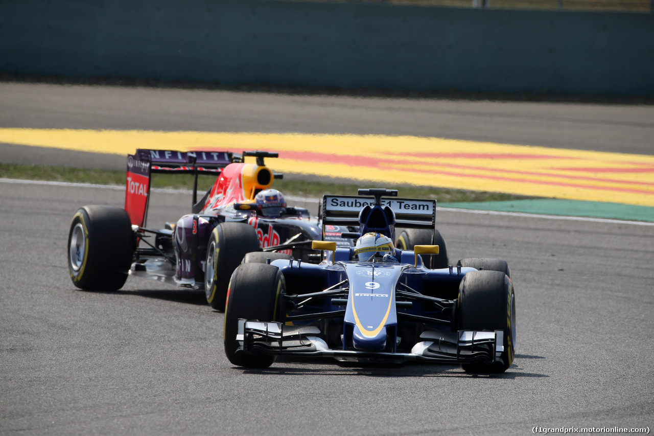 GP CINA, 12.04.2015 - Gara, Marcus Ericsson (SUE) Sauber C34 e Daniel Ricciardo (AUS) Red Bull Racing RB11
