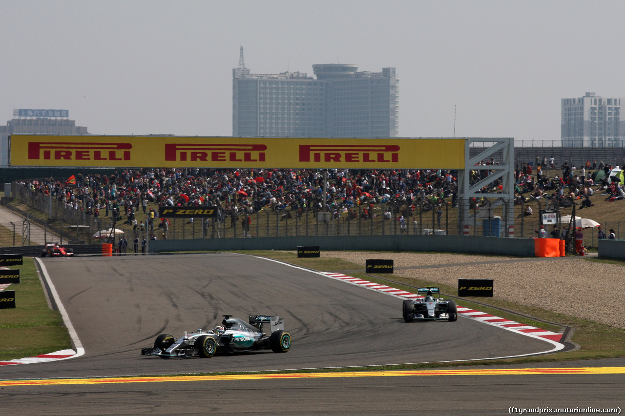 GP CINA, 12.04.2015 - Gara, Lewis Hamilton (GBR) Mercedes AMG F1 W06 davanti a Nico Rosberg (GER) Mercedes AMG F1 W06