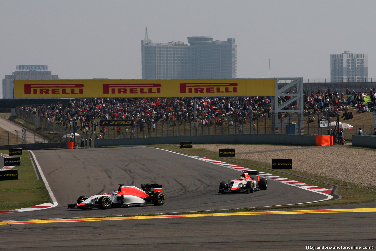 GP CINA, 12.04.2015 - Gara, William Stevens (GBR) Manor Marussia F1 Team e Roberto Merhi (ESP) Manor Marussia F1 Team