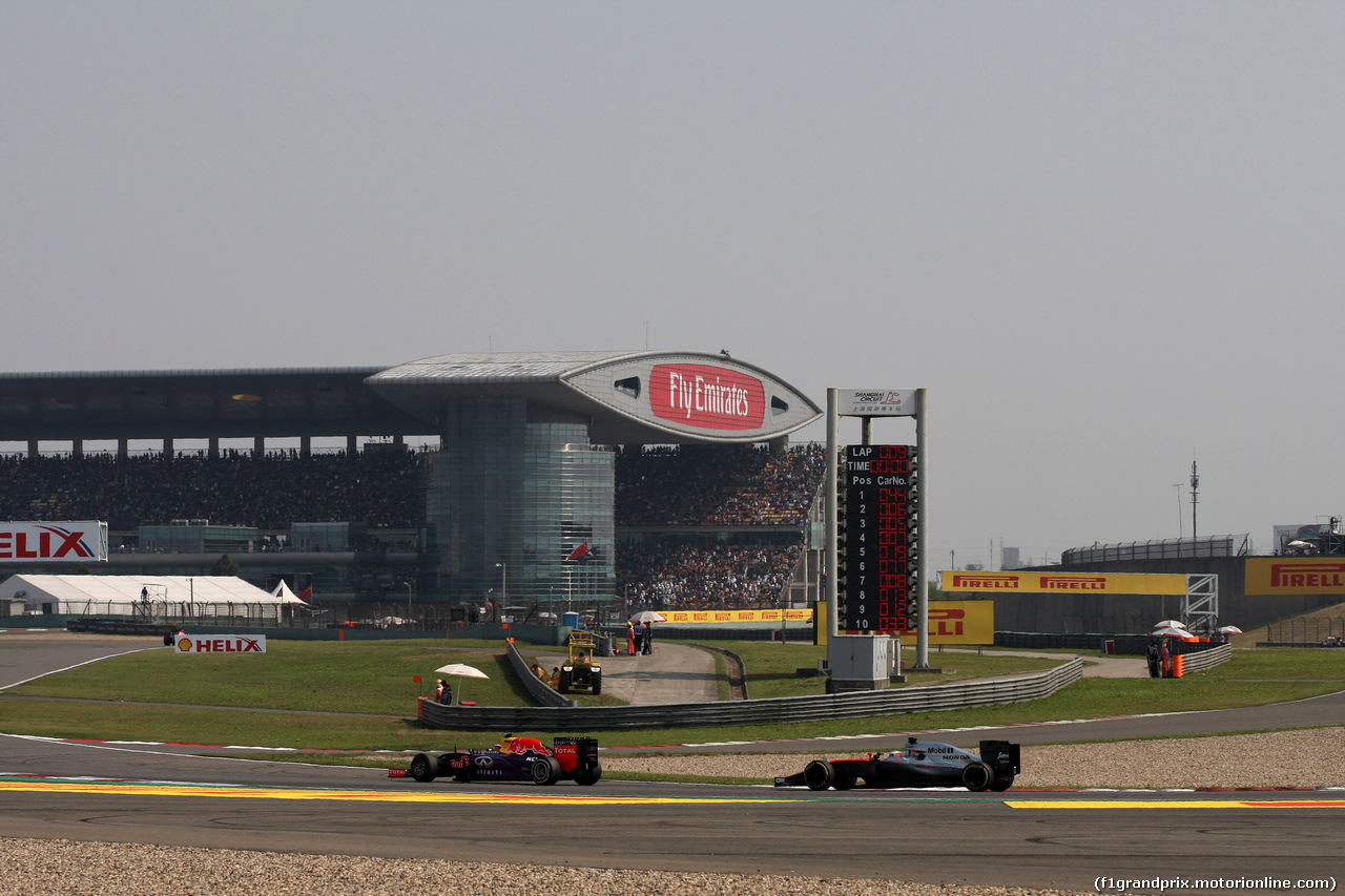 GP CINA, 12.04.2015 - Gara, Daniil Kvyat (RUS) Red Bull Racing RB11 e Fernando Alonso (ESP) McLaren Honda MP4-30